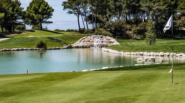 The Saumane Golf Course, nearby